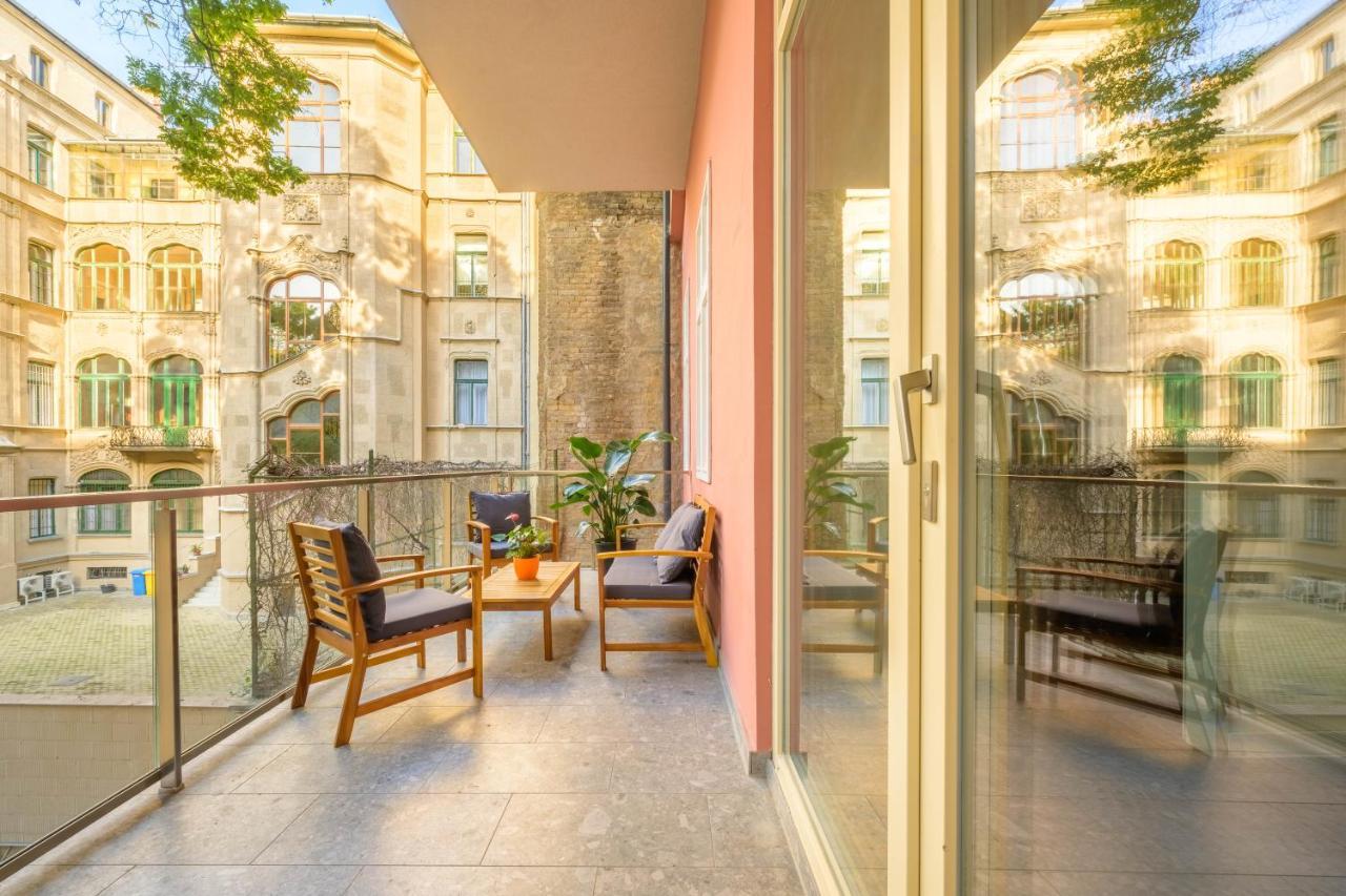 Best Seasons La Famiglia Budapest Exterior foto