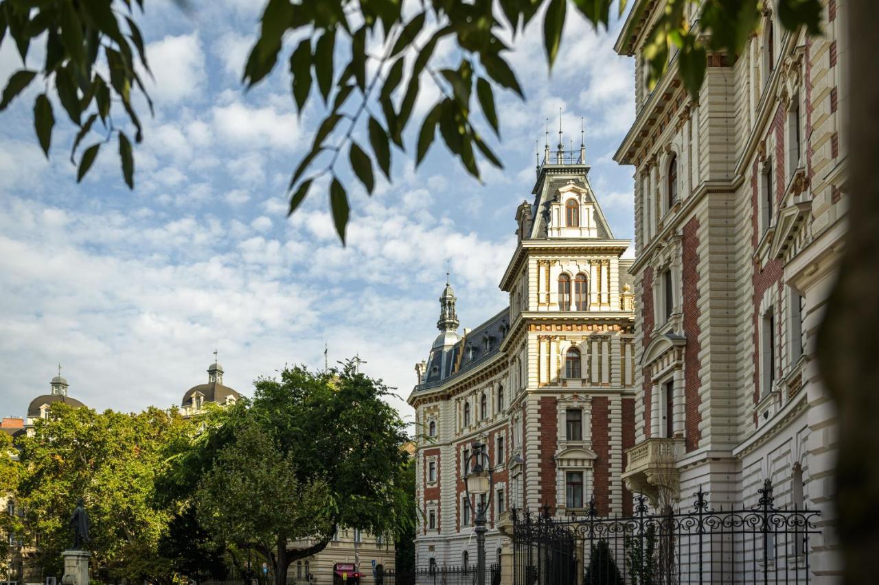 Best Seasons La Famiglia Budapest Exterior foto